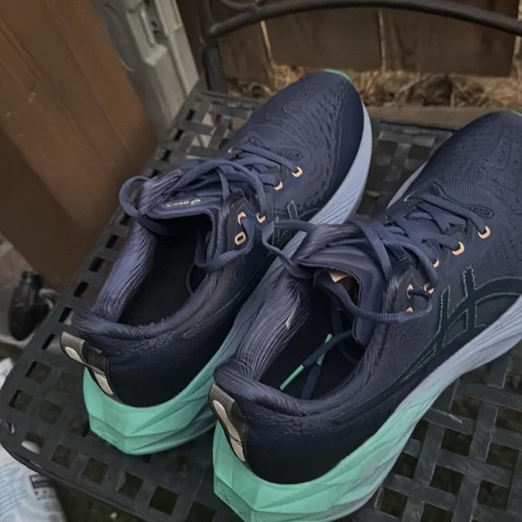 Asics Novablast 4 Womens Sz US Thunder Blue Athletic Running Shoes Sneakers - Picture 9 of 12